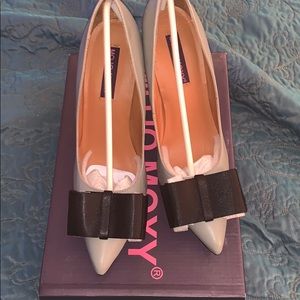 Pointy toe Grey leather block heels with black bow